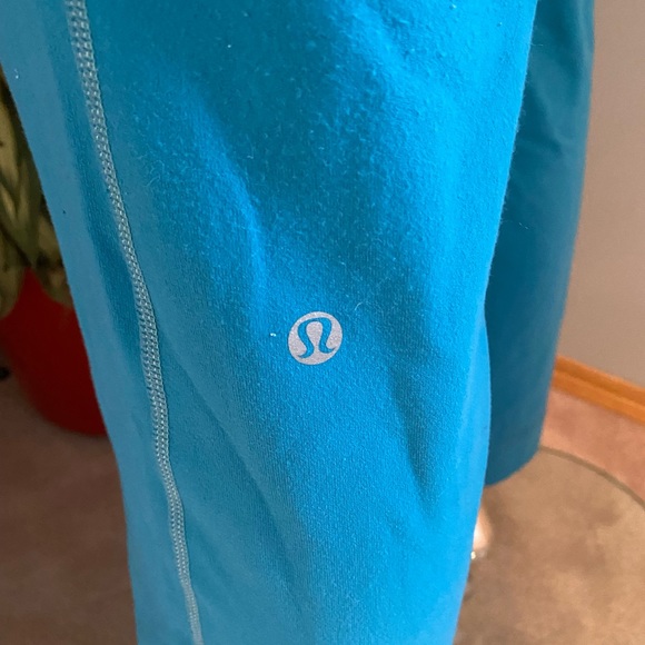 Size 6 Lululemon blue flared pants - Picture 2 of 4